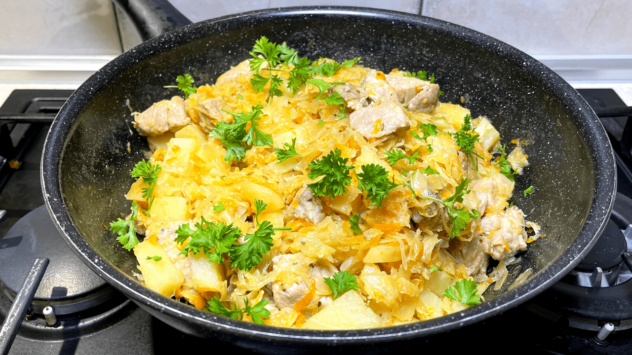 ТУШЕНАЯ КАПУСТА С КАРТОШКОЙ И МЯСОМ - Простой, вкусный рецепт тушеной капусты. смотреть онлайн