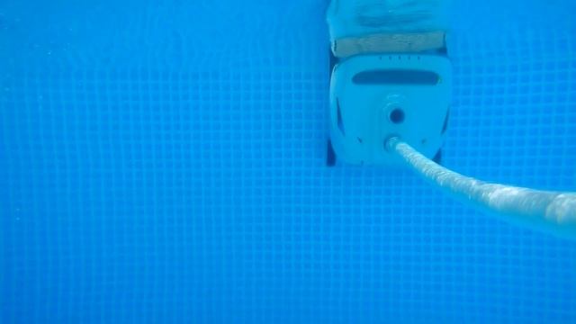 Под водой 7-ми метрового Бассейна Intex смотреть онлайн