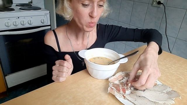 ?МУКБАНГ?Чечевичный крем-суп? и сало?