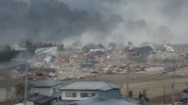 Студенты засняли удар цунами по городу смотреть онлайн