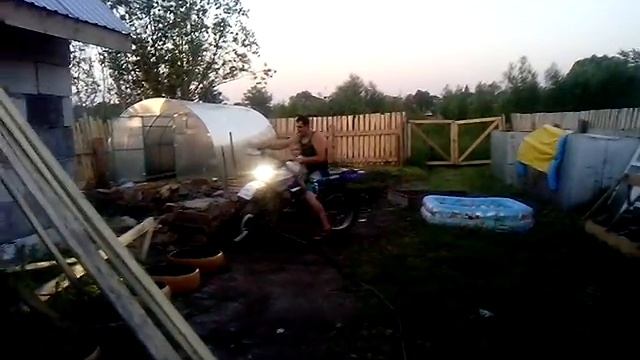 Папа первый раз катает сына на мотоцикле .Море эмоций! смотреть онлайн