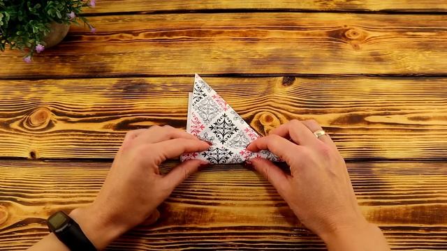 КАК КРАСИВО И БЫСТРО СЛОЖИТЬ САЛФЕТКИ для сервировки стола. ТРИ СПОСОБА. How to fold napkins смотреть онлайн