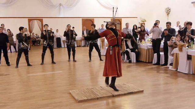 Кавказские танцы с ножами! Выступление без страховки! смотреть онлайн
