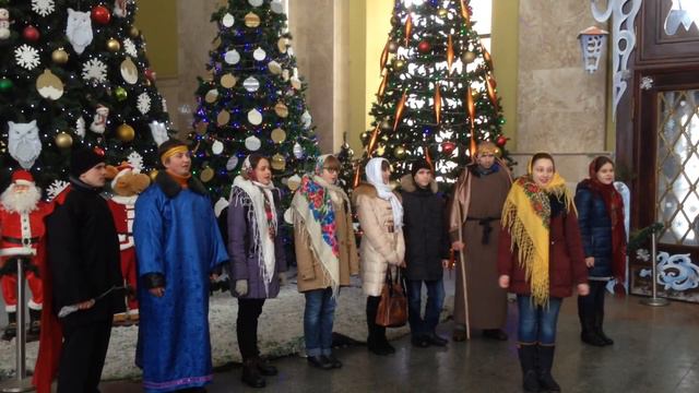Колядування в Харкові на вокзалі біля ялинки смотреть онлайн