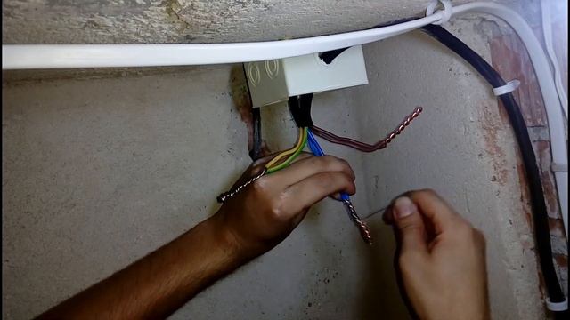 Пайка скрутки проводов в распределительной коробке газовой горелкой смотреть онлайн
