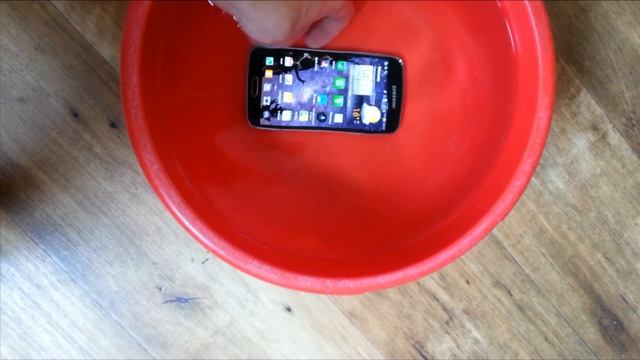Купание Samsung Galaxy S5 Duos смотреть онлайн