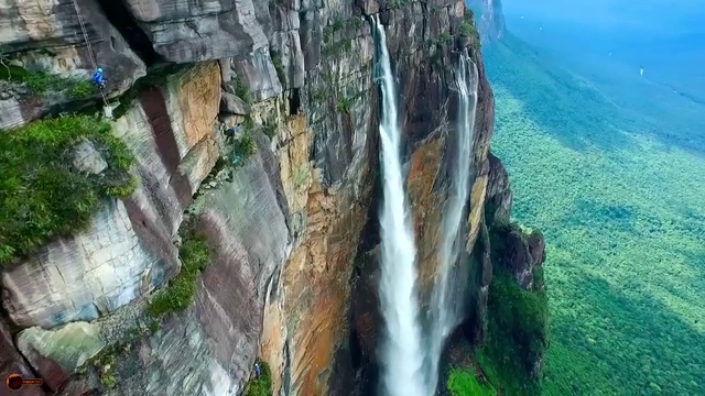 Самый высокий водопад в мире (вид с дрона) смотреть онлайн