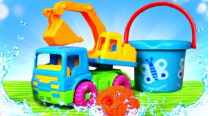 Экскаватор принимает ванну? Развивающее видео для детей с игрушками - Пора купаться