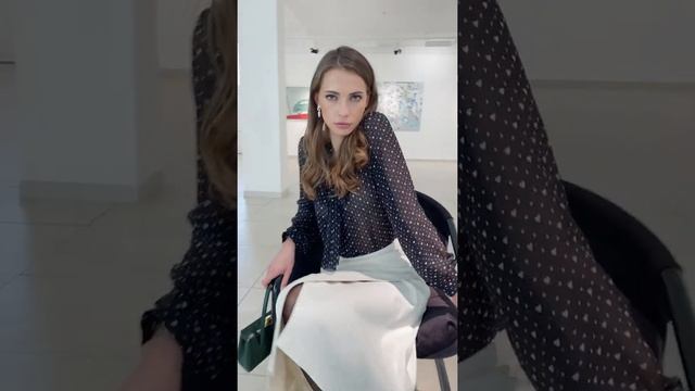 Блузка из шифона с бантом и юбка из эко кожи Ecru из лимитированной капсулы EL Atelier Fall 2020 смотреть онлайн