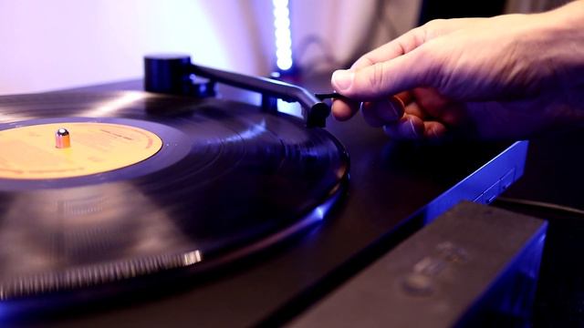 A Record Player With Some Cool Tricks (Sony PS-LX310BT Review) смотреть онлайн