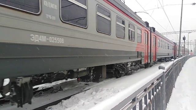 Новенькая! Электропоезд ЭД4М-0255 на станции Воздухоплавательный парк смотреть онлайн