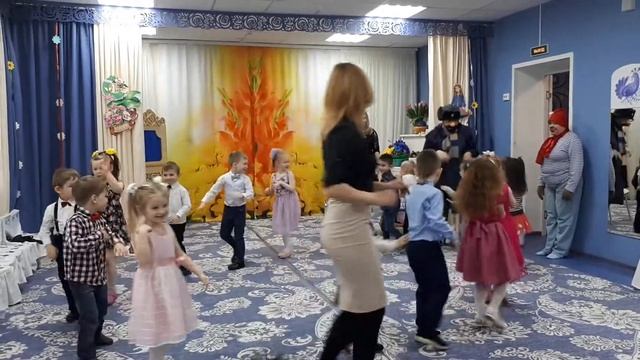 Разноцветная игра в садике смотреть онлайн