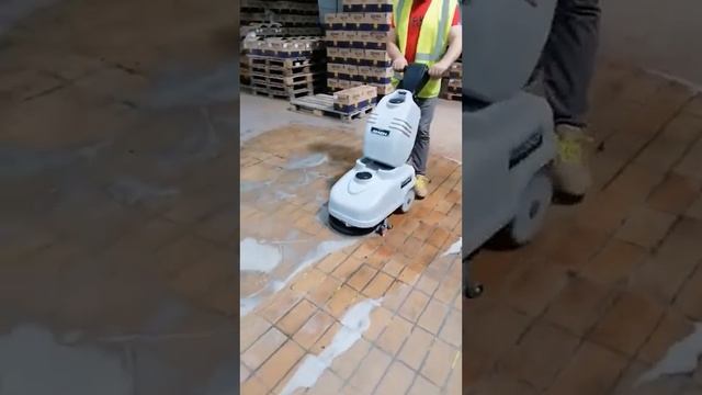 M360 - влажная уборка складского помещения смотреть онлайн