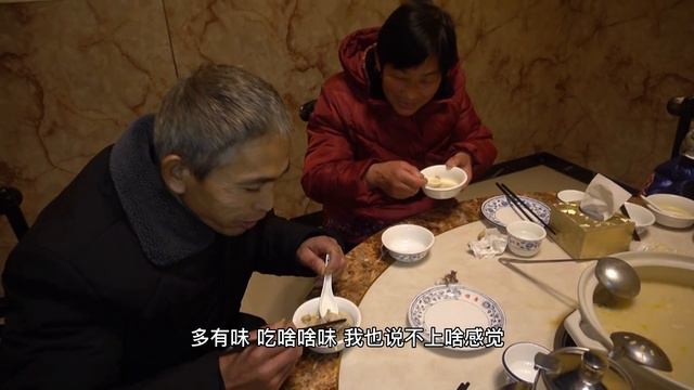 儿媳陪公婆过平安夜，去饭店吃大餐，菜真多啊，公公发愁吃不完 | Christmas Eve, take my in-laws to the restaurant for a big meal смотреть онлайн