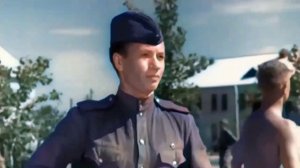 ИДЁТ СОЛДАТ ПО ГОРОДУ