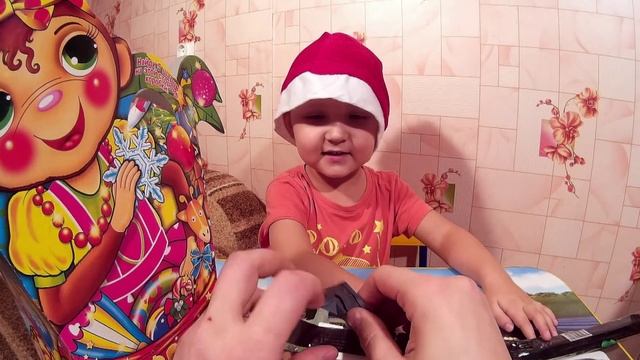 Какой Подарок Дед Мороз Подарил Данияру на Новый год? Подарки под Елкой 2016. A lot of candy. смотреть онлайн