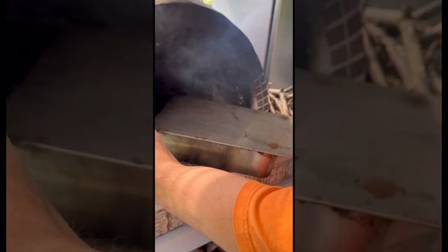 Закоптил форель в помпейской печи! #помпейскаяпечь #печьдляпиццы #готовимнаогне #коптимрыбу смотреть онлайн