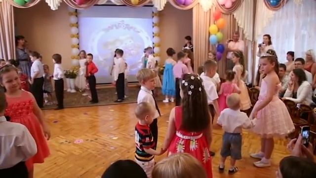 "Танец малышей с выпускниками" Евтодьевой Аллы смотреть онлайн
