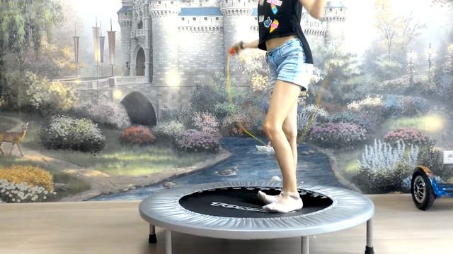 Как прыгать на батуте со скакалками смотреть онлайн