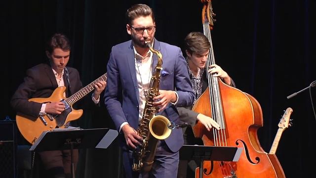A Felicidade (Jobim) - Alex Ioakim смотреть онлайн