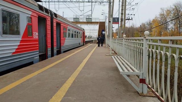 Электропоезд ЭТ2М 131 сообщением Санкт-Петербург- Московский вокзал - Любань на станции Металлостро смотреть онлайн