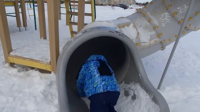 Опасная горка на площадке! смотреть онлайн