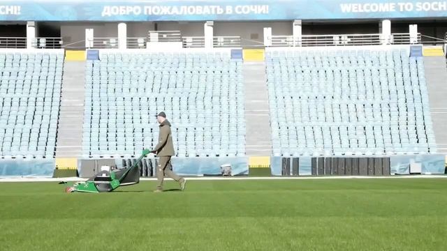 Стрижка газона на стадионе Фишт смотреть онлайн