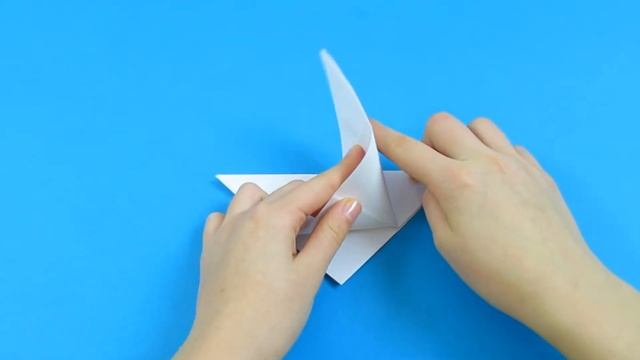How easy it is to make a paper bird. Origami bird. смотреть онлайн