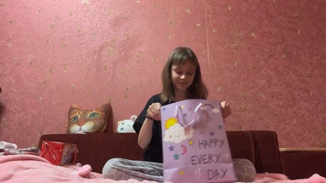 РАСПАКОВКА ПОДАРКОВ С ПЕРВОЙ СХОДКИ! Показываю,что подарили мне ребята? смотреть онлайн