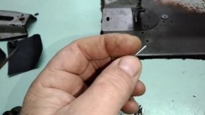 Швейную машинку настроить на толстую ткань просто и челнок чтобы легко шила доступно.