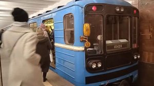 Метро поезд 81-717-714.5 ЛВЗ на станции Октябрьская