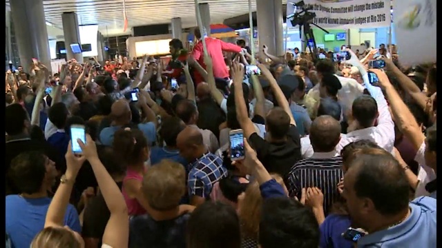 ՀԱՕԿ նախագահ Գագիկ Ծառուկյանը  խոստման համաձայն, ոսկե մեդալ է շնորհել Միհրան Հարությունյանին