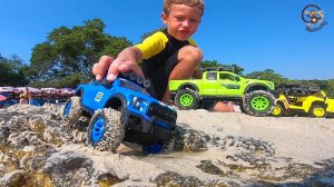 Машинки игрушки - Играем машинками в песке и воде