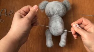 Thread attaching the legs and the arms/Нитяное крепление ножек и ручек вязаной игрушки