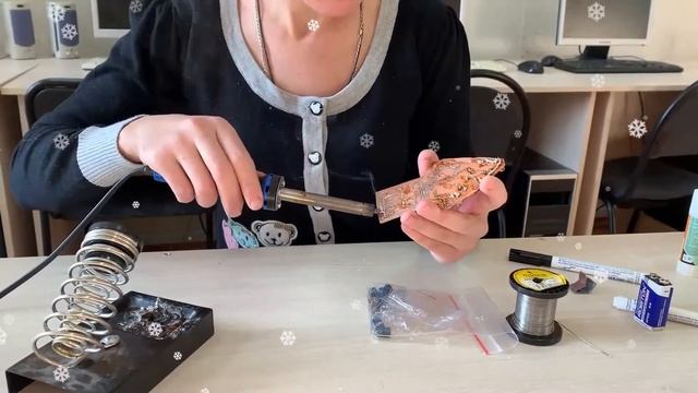 Мастер-класс "Изготовление электронной мигающей елочки из светодиодов" смотреть онлайн