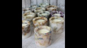 Заливаю стаканы для свечей с травами и цветами