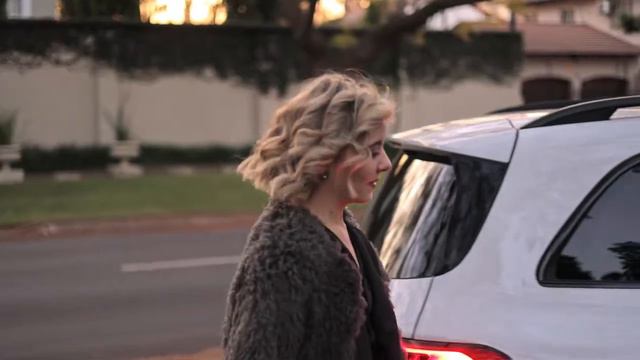 Testing out the Mercedes-Benz GLB250 смотреть онлайн