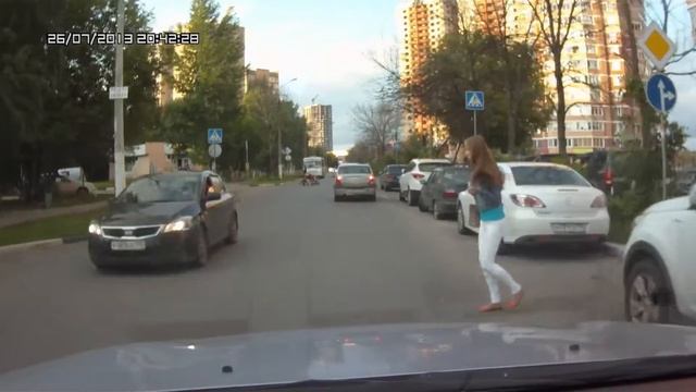 Дура в белых штанах, перебегает дорогу, дергается смотреть онлайн