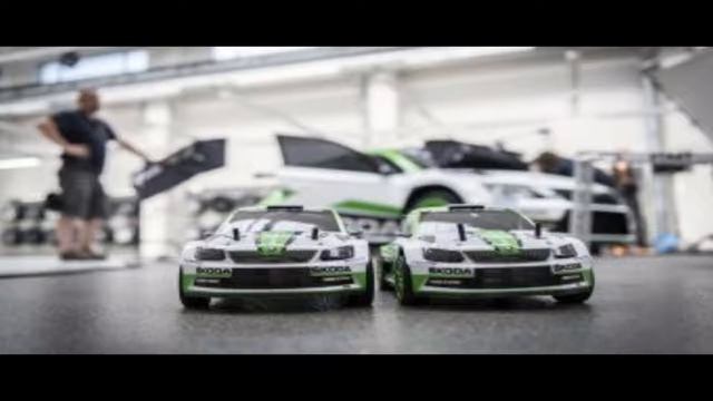 Skoda устроила гонки прямо по заводу смотреть онлайн