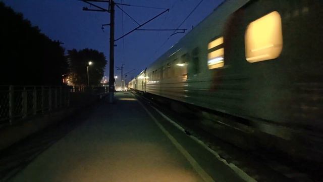 ЭП2К с поездом "Таврия" Симферополь-Пермь проезжает на большой скорости о.п. Соцгород смотреть онлайн
