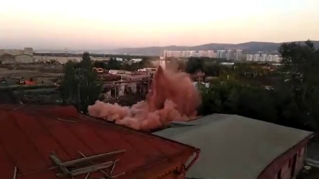 Снос огромной трубы технически грамотно. смотреть онлайн