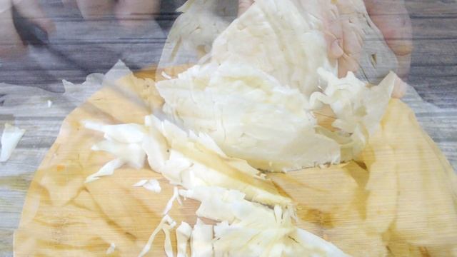 РЕЦЕПТ ВКУСНОЙ ТУШЕНОЙ КАПУСТЫ С САЛОМ НА СКОВОРОДЕ. КАК ДЕШЕВО, ВКУСНО И СЫТНО НАКОРМИТЬ СЕМЬЮ. смотреть онлайн