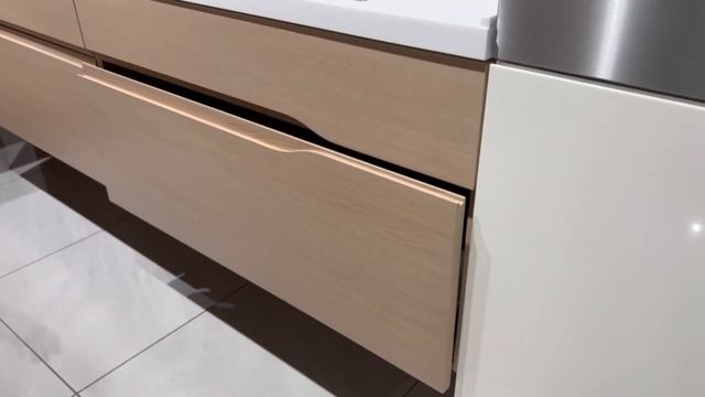 Что учесть при проектировании кухни. Обзор проекта современной кухни. Белые кухни, глянец и дерево смотреть онлайн