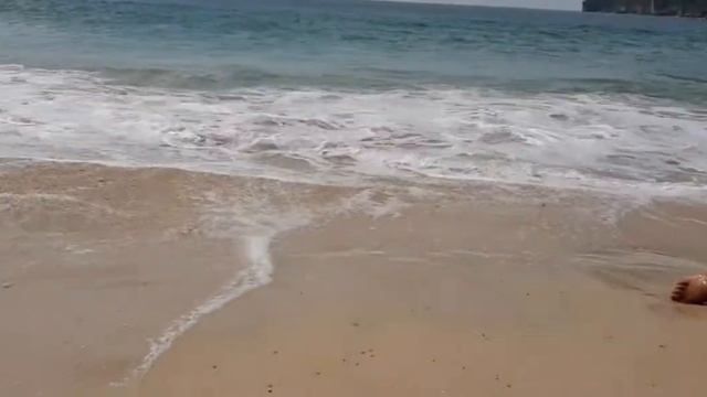 BERMAIN PASIR DAN BERMAIN OMBAK DI PANTAI LAMPUUK ACEH - LIBURAN DISINI AJA BANDA ACEH смотреть онлайн
