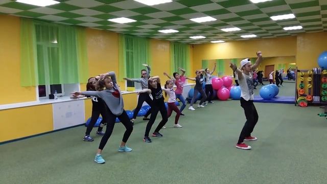 Небольшая танцевальная связка в отдельном номере разучиваем второе занятия успехи уже видны смотреть онлайн