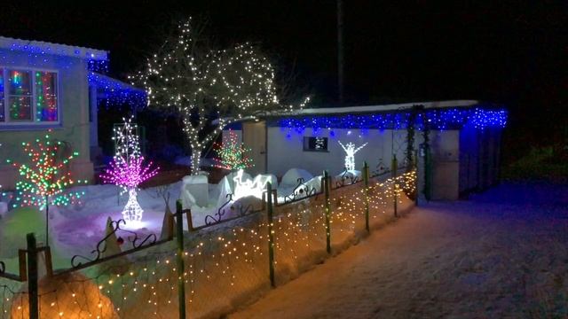 НОВОГОДНЯЯ СКАЗКА В НАШЕМ САДУ. КАК ГОВОРЯТ ДЕТИ, ИМЕННО ЗДЕСЬ ЖИВЁТ ДЕДУШКА МОРОЗ ))) смотреть онлайн