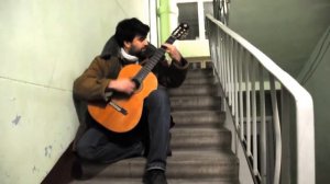 Бомж играет на гитаре