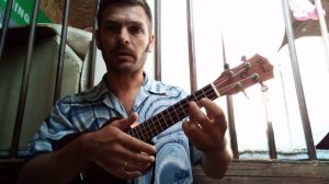 Как правильно держать укулеле.  Основные ошибки новичков #укулеле #урокигитары #урокиукулеле