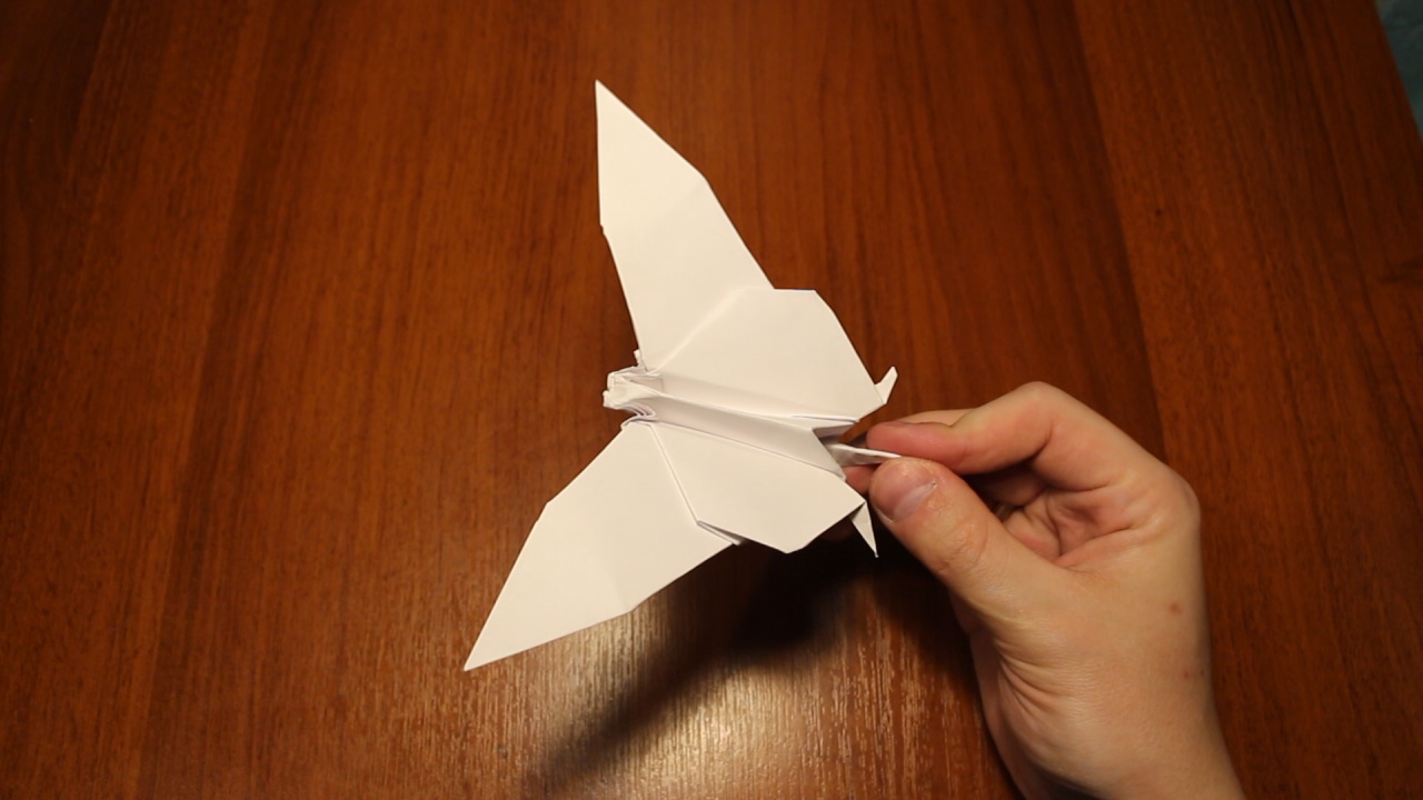 Бабочка машет крыльями. Как сделать бабочку из бумаги, которая может махать крыльями. смотреть онлайн