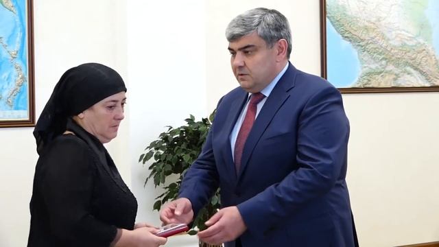 Казбек Коков вручил государственные награды родственникам бойцов из КБР, погибши смотреть онлайн